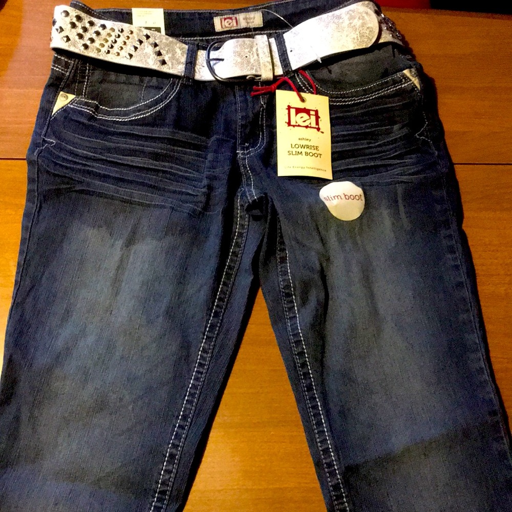 NWT Women’s Lei slim Jeans. Silver belt included